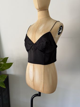 H&M schwarzes Satin Crop Top mit Cups, Gr. 42