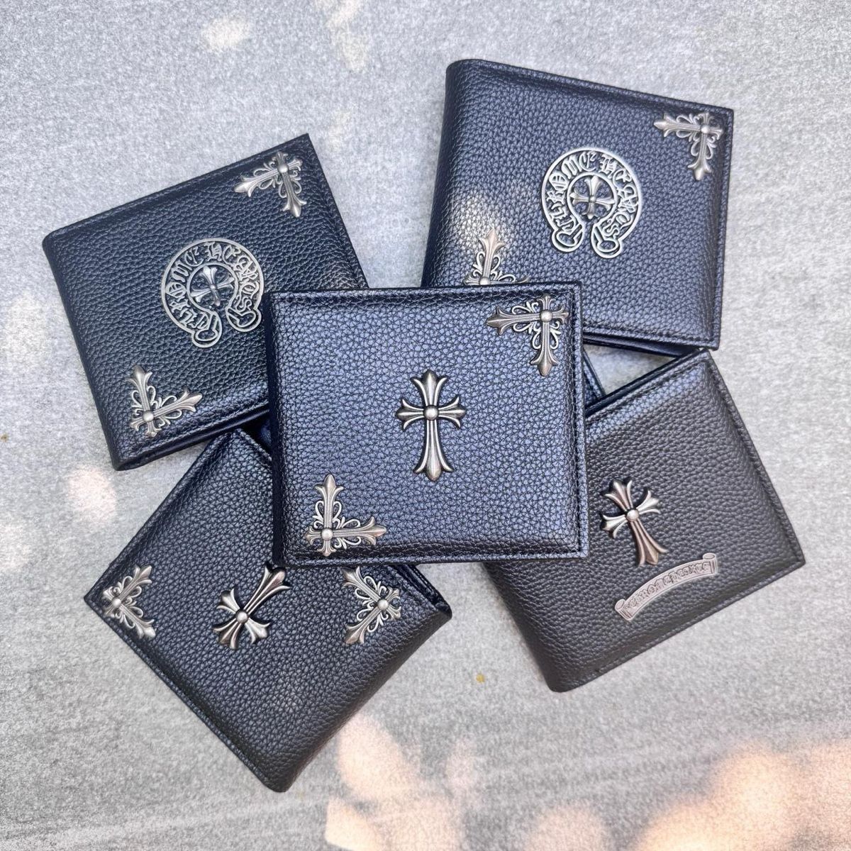 Chrome Hearts Portafogli: Gothic Cross Leather Wallet - Black with silver cross  – Nuovo e nell'imballaggio originale da Caviano venduto da reselleo21