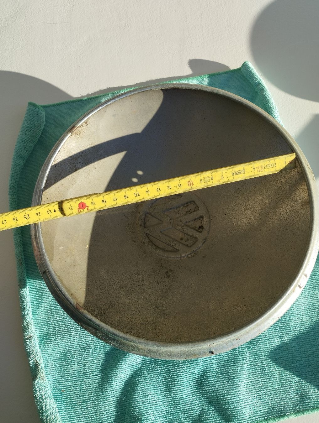 VW Tutti pezzi di ricambio auto: Radkappe VW Oldtimer silber Durchmesser 24 cm gebraucht – Usato da Ostermundigen venduto da Dinge1 5