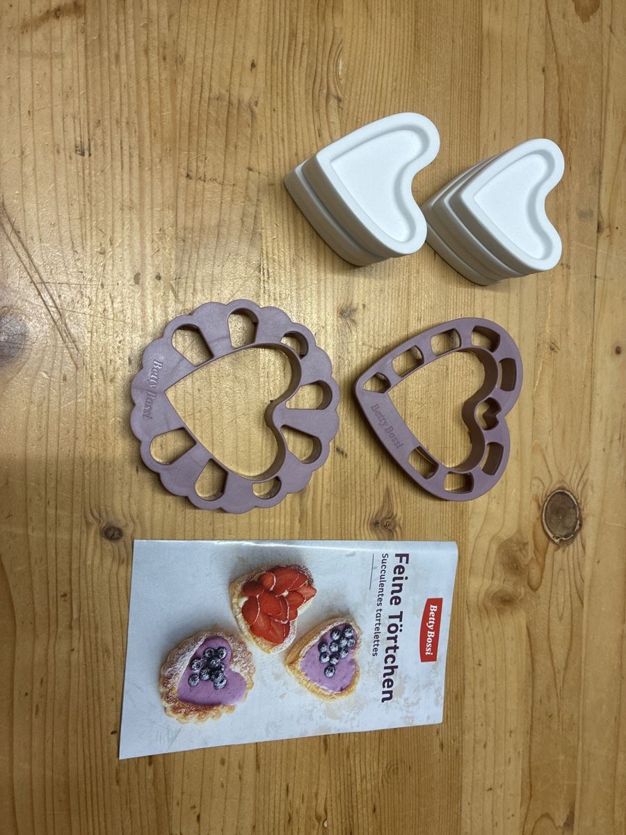 Betty Bossi Teglie da forno: Herz Ausstecher Set mit Rezeptheft – Usato da Leuggern venduto da dh83