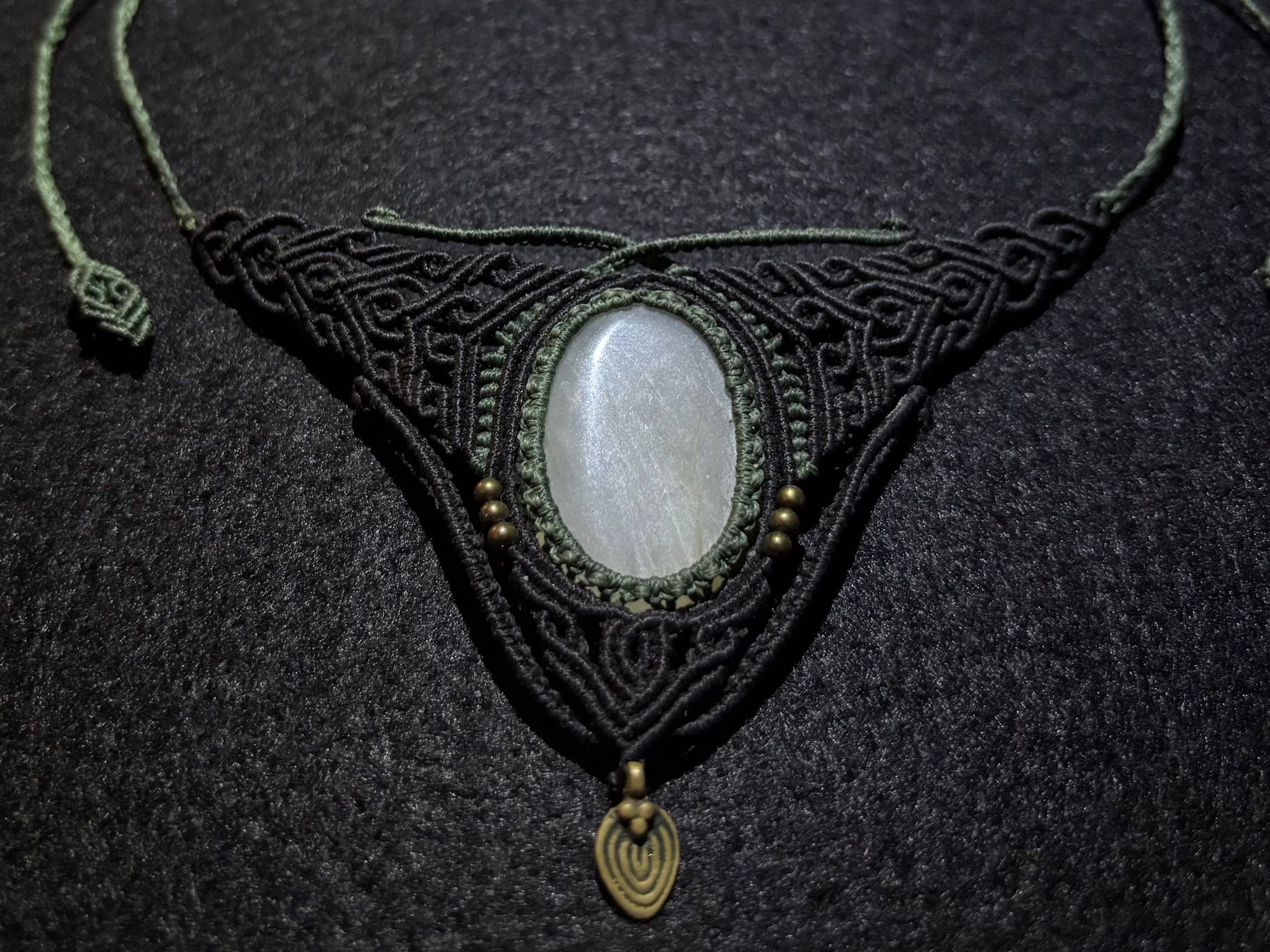 Colliers: handgemachte Makramee Kette / Collier mit Mondstein – Neuf (Voir description) à Pfäffikon ZH par Emporos_42 4