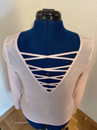 Pullover mit gekreuzten Bändern am Rücken XS/S