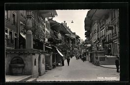 Thun, Passanten an der Apotheke in der H