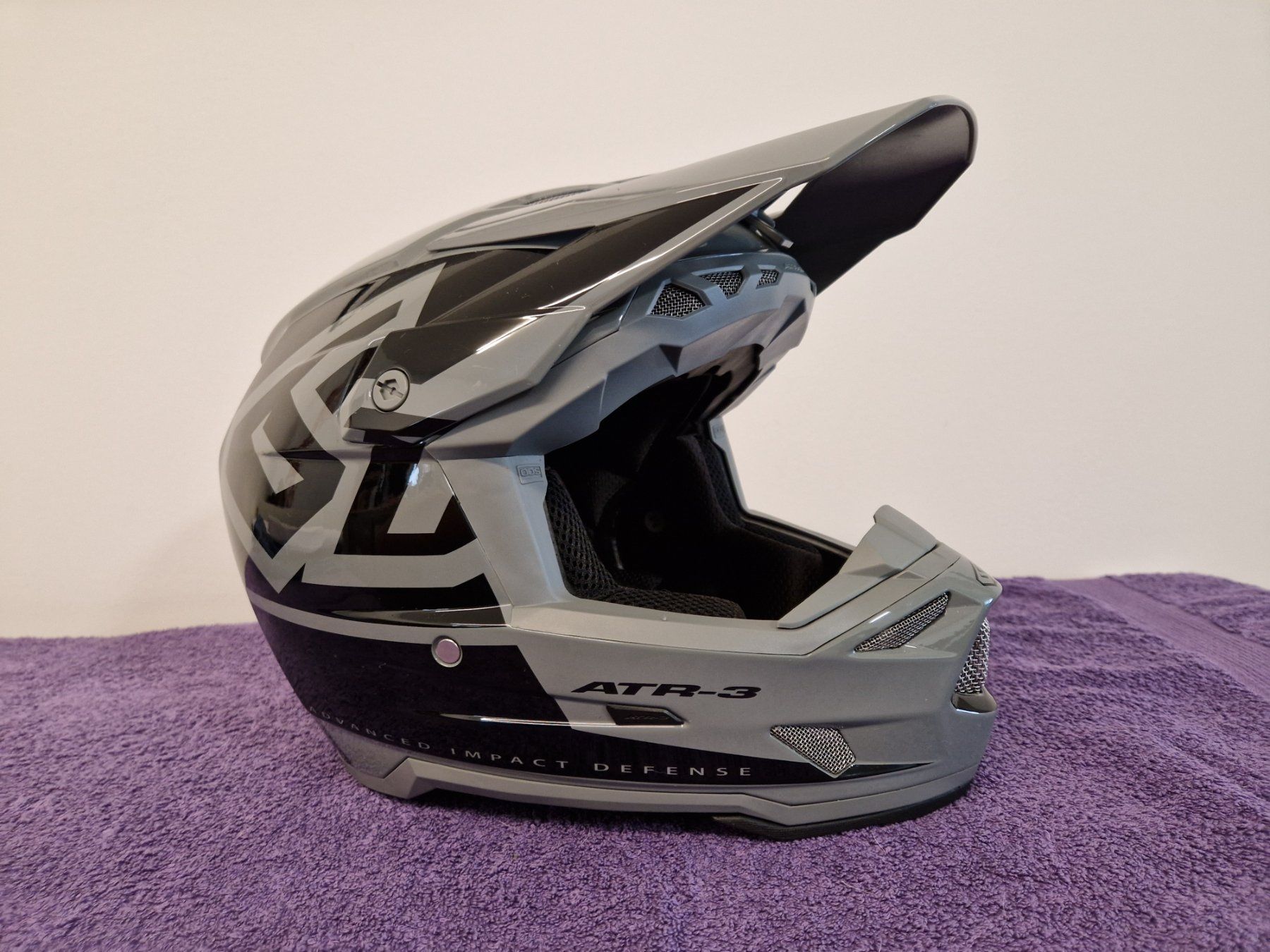 Casques & visières: Offroad-Helm 6D ATR-3 Hex, grau schwarz – D'occasion à Visp par eli.b.