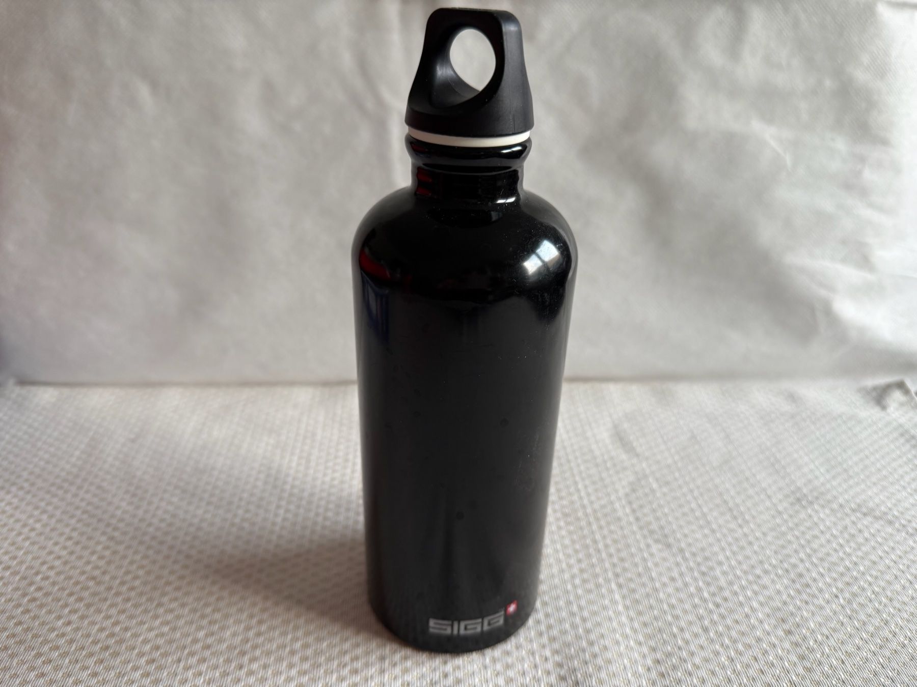 Sigg Trinkflaschen & Thermosflaschen: SIGG - Gourde - Bouteille - noire - 0,8L – Gebraucht aus Sion von accroshoes