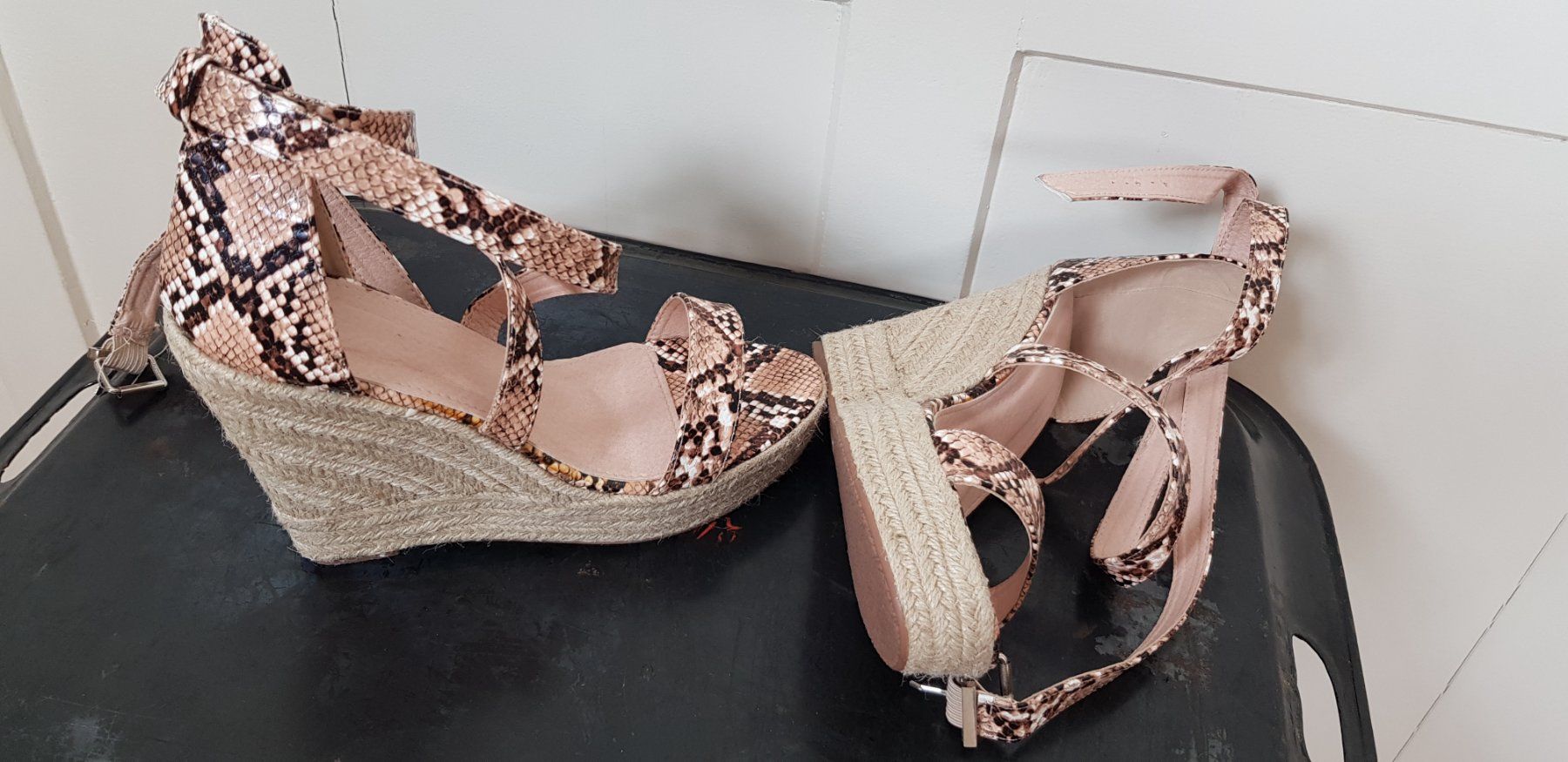 Scarpe da donna: Sandalen, Keilabsatz mit Bast, Neu, Gr. 40 – Nuovo (secondo la descrizione) da Uster venduto da Astral 5