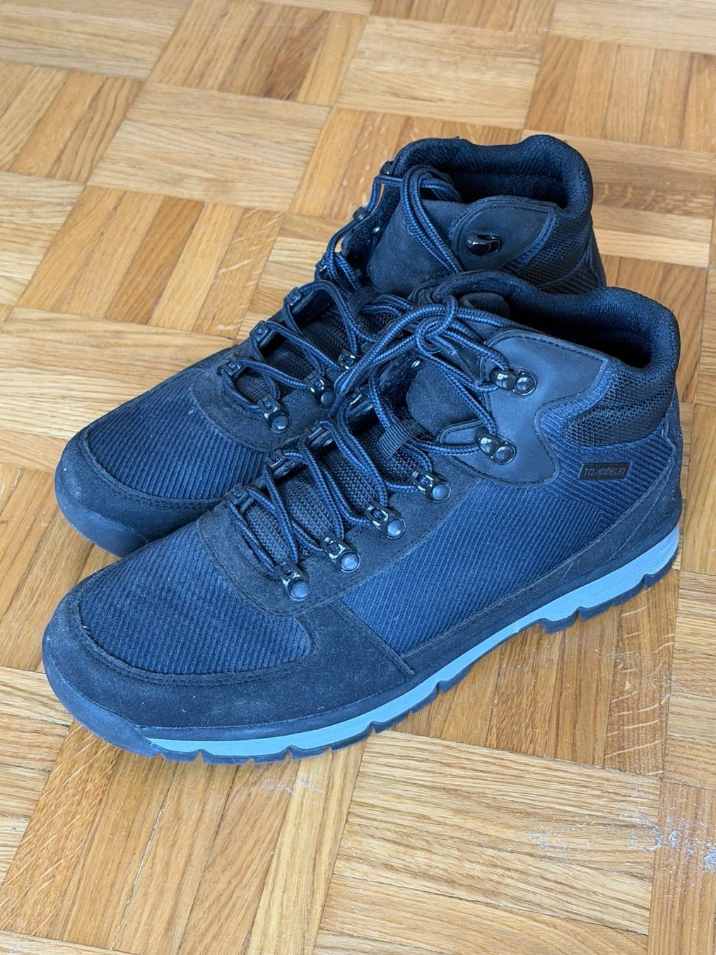 Scarpe da uomo: Chaussures Montagne Trappeur taille 45 – Usato da Founex venduto da MaevaMatahi