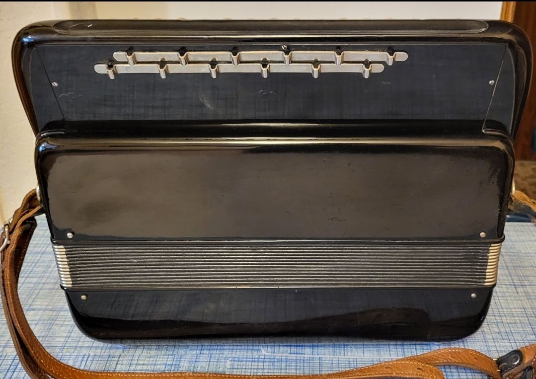 Strumenti musicali: Accordéon  vercelli 4 voix à gradin – Usato da Penthalaz venduto da EvandroLuz 4