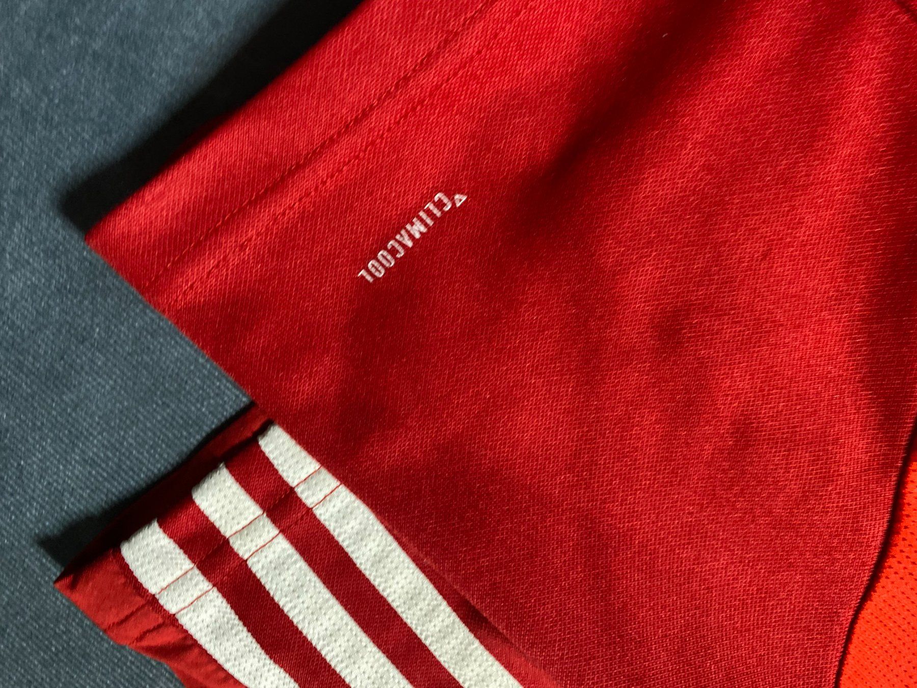 Adidas Canottiere & Pantaloni: Longsleeve Sport Rot Grösse S – Usato da Liestal venduto da Octo_Vintage 2