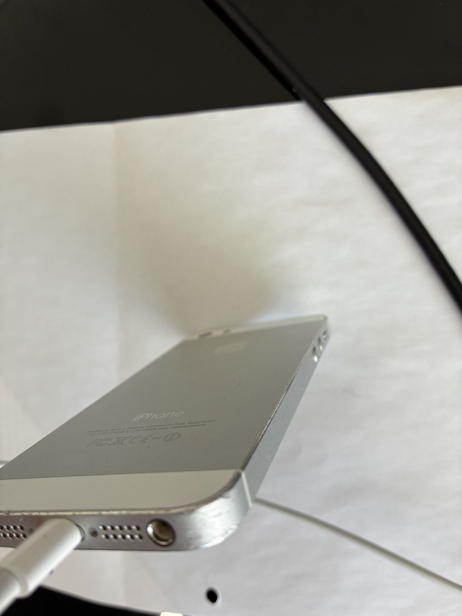 Apple Telefoni cellulari / Smartphones: iPhone 5s silber/weiss – Usato da Sarnen venduto da m-basic 3