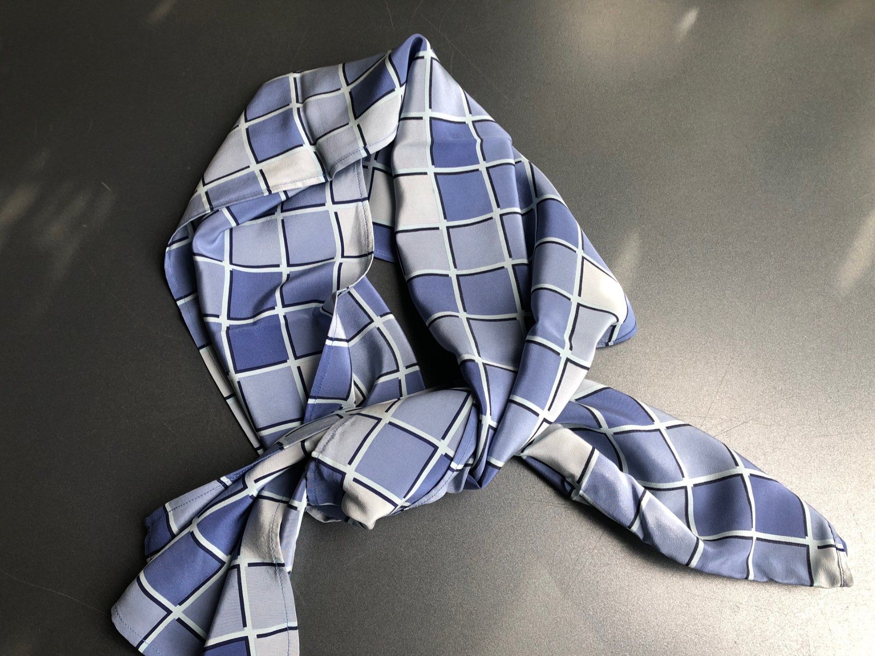 Foulards & écharpes: Seidenschal grau-hellblau – D'occasion à Winterthur par Barunggeli