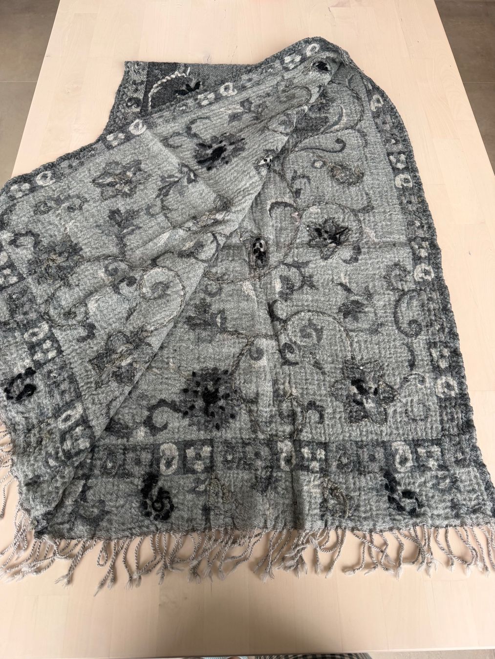 Foulard & Sciarpe: Warmer Winter Schal, Grau mit Blumenmuster – Nuovo (secondo la descrizione) da Glattpark(Opfikon) venduto da infinite_bags101 3