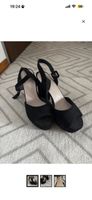 Schwarze Sandalen mit funkelndem Absatz,