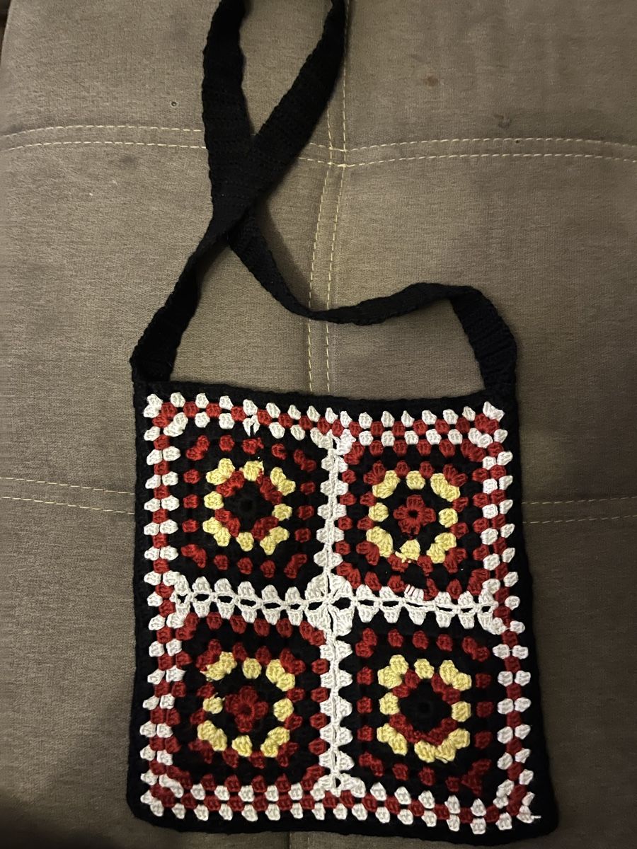 Sacs femmes: Crocheted Shoulder Bag Handmade Multicolor Granny Square – Neuf (Voir description) à Zürich par aks_nyc5 6