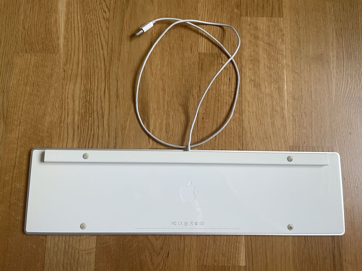 Apple Tastaturen: Apple Mac Tastatur Keyboard Model A1243 CH Layout – Gebraucht aus Oberkirch LU von obsven 1