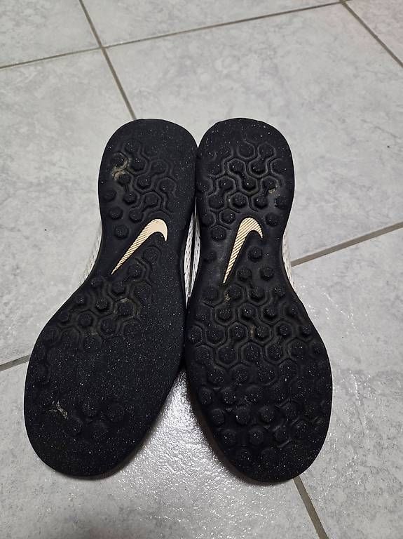 Scarpe per ragazzi: Hallenschuhe Nike Grösse 38.5 – Usato da Goldach venduto da ladybird75 3