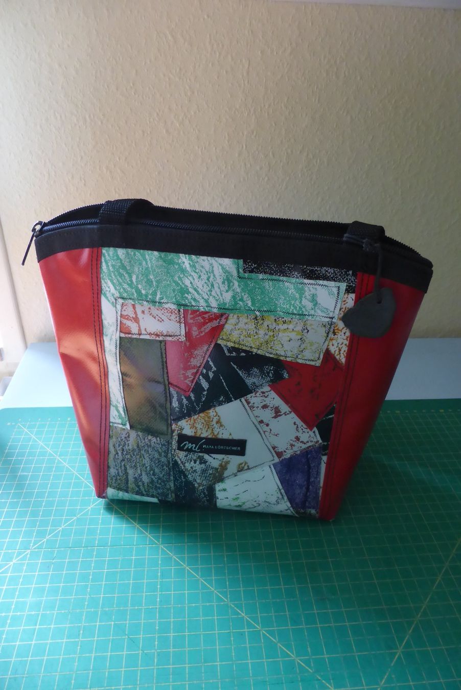 Borse da donna: Maja Lörtscher - Design Schultertasche in Schiefer Patchwork – Usato da Brunnadern venduto da vapiano