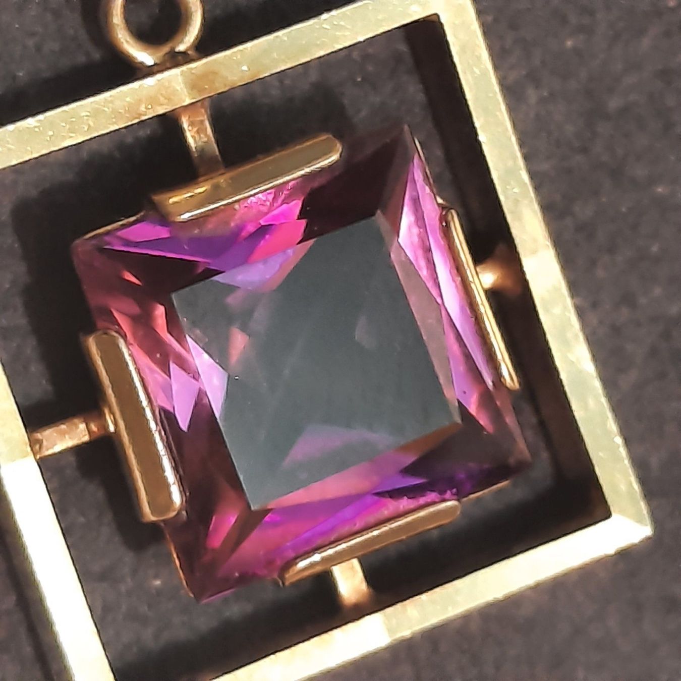 Ciondoli: Goldener Anhänger mit grossem Sativ – Usato da Unterägeri venduto da Altgoldschmuck 2