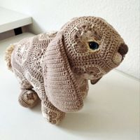 Ostergestrickte dekorative Kaninchen. Handgefertigt