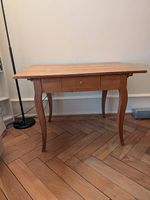 Schöner Holztisch mit abnehmbarer Platte 