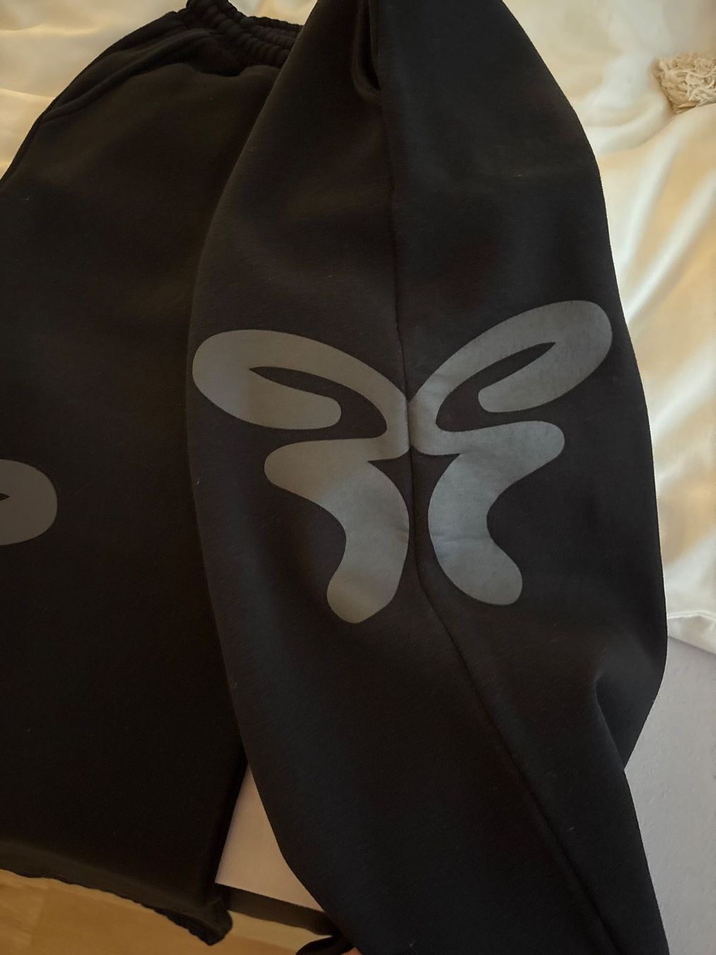 Pantaloni: Schwarze Felicious Trainerhose – Usato da Rheinfelden venduto da deborahbtl 2
