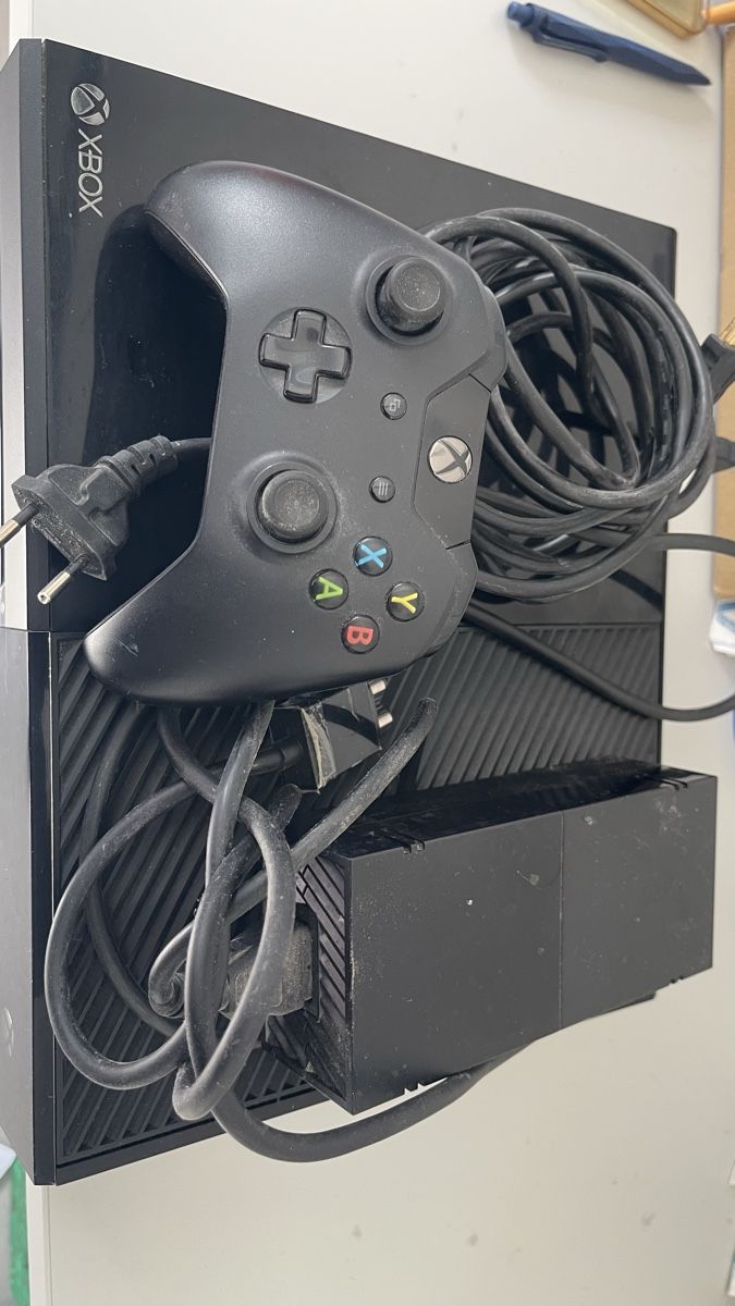 Microsoft Konsolen: Console Microsoft Xbox One con accessori e 3 giochi – Gebraucht aus Airolo von cat_q5fm 2