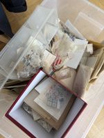  Ganze Kiste voller Briefmarken – unsortierter Sammlernachla