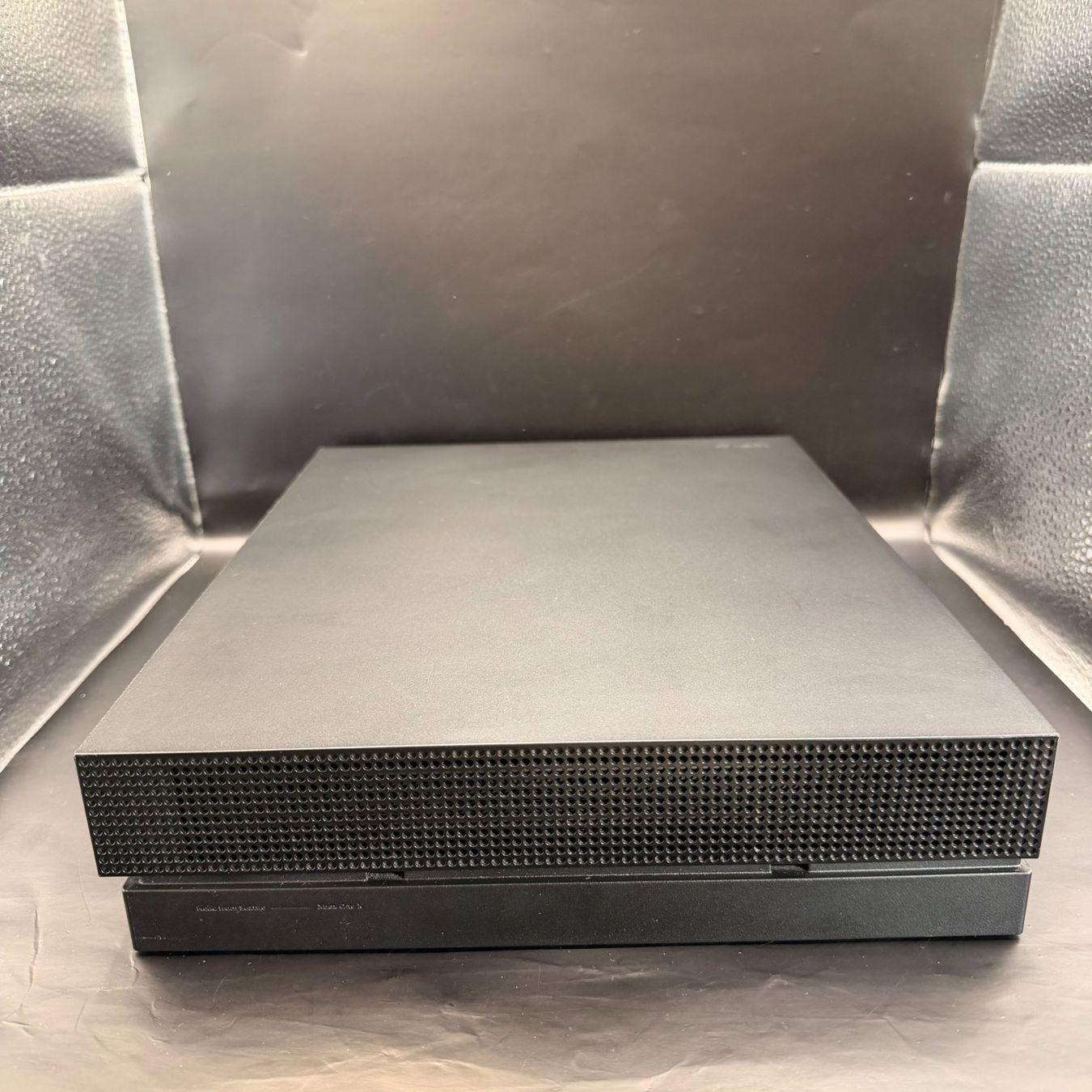 Microsoft Console: Microsoft Xbox One X 1TB Konsole Schwarz – Usato da Düdingen venduto da Nerdworld 4