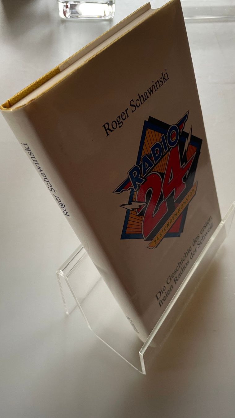 Sonstige Dekorationen & Accessoires: Buchstütze aus Acrylglas – Gebraucht aus Glattfelden von cybermaxx 2