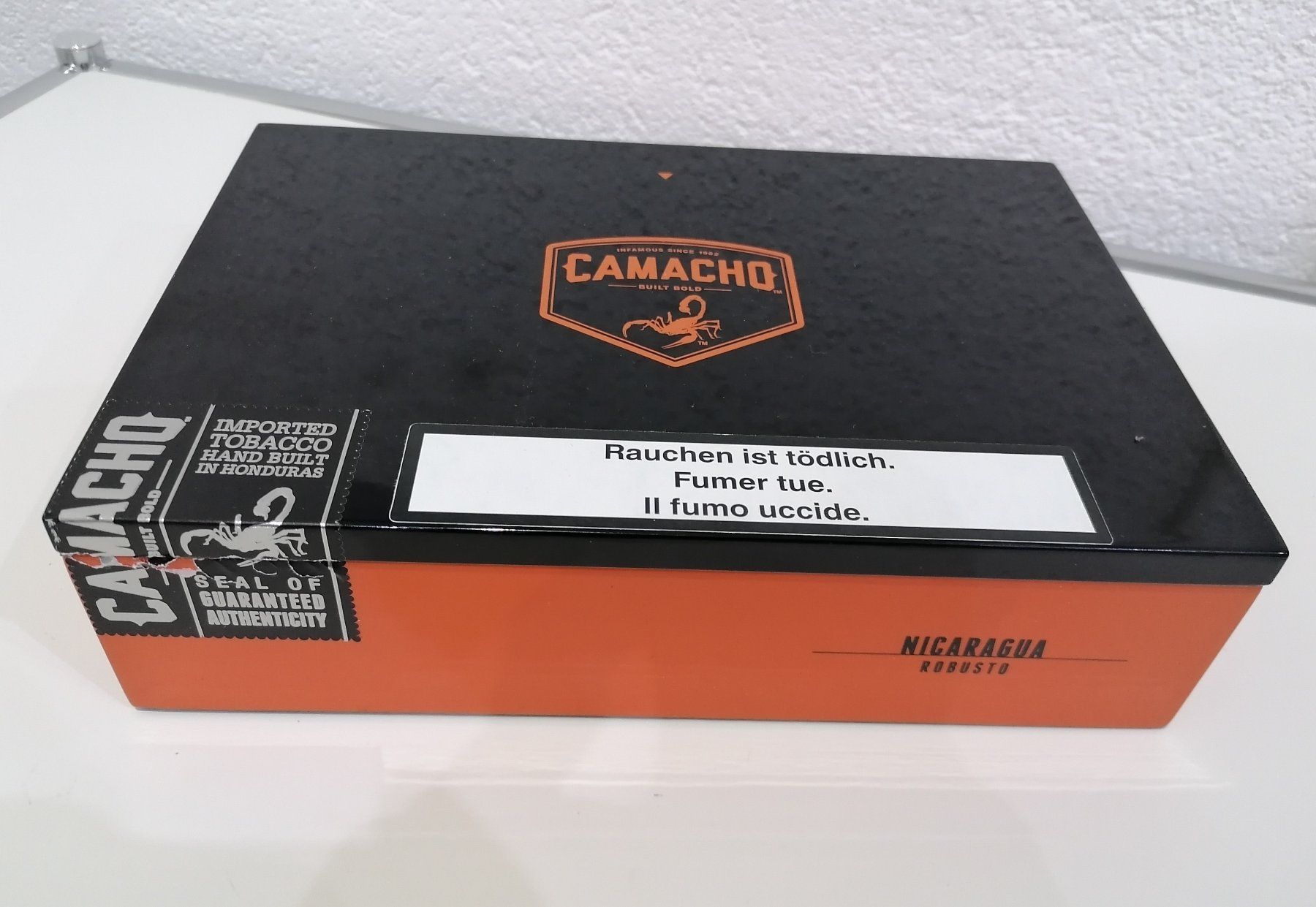 Altri Prodotti per fumatori: Extrem schöne & elegante Zigarren-Box, Schleiflack, CAMACHO – Nuovo (secondo la descrizione) da Unterengstringen venduto da Tnovus