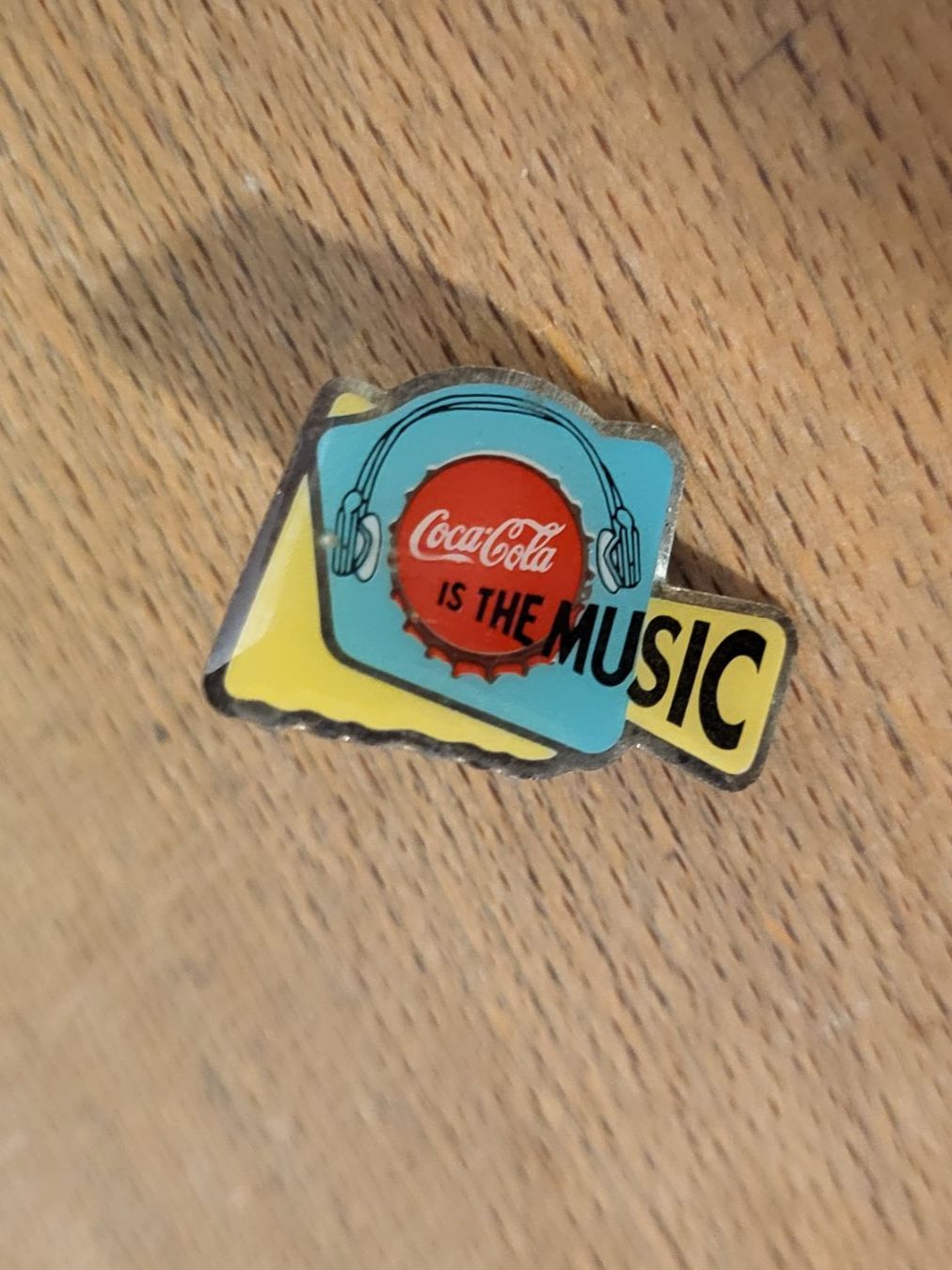 Placchette & Badge: Pin Coca Cola Is The Music – Usato da Thun venduto da Kissthis