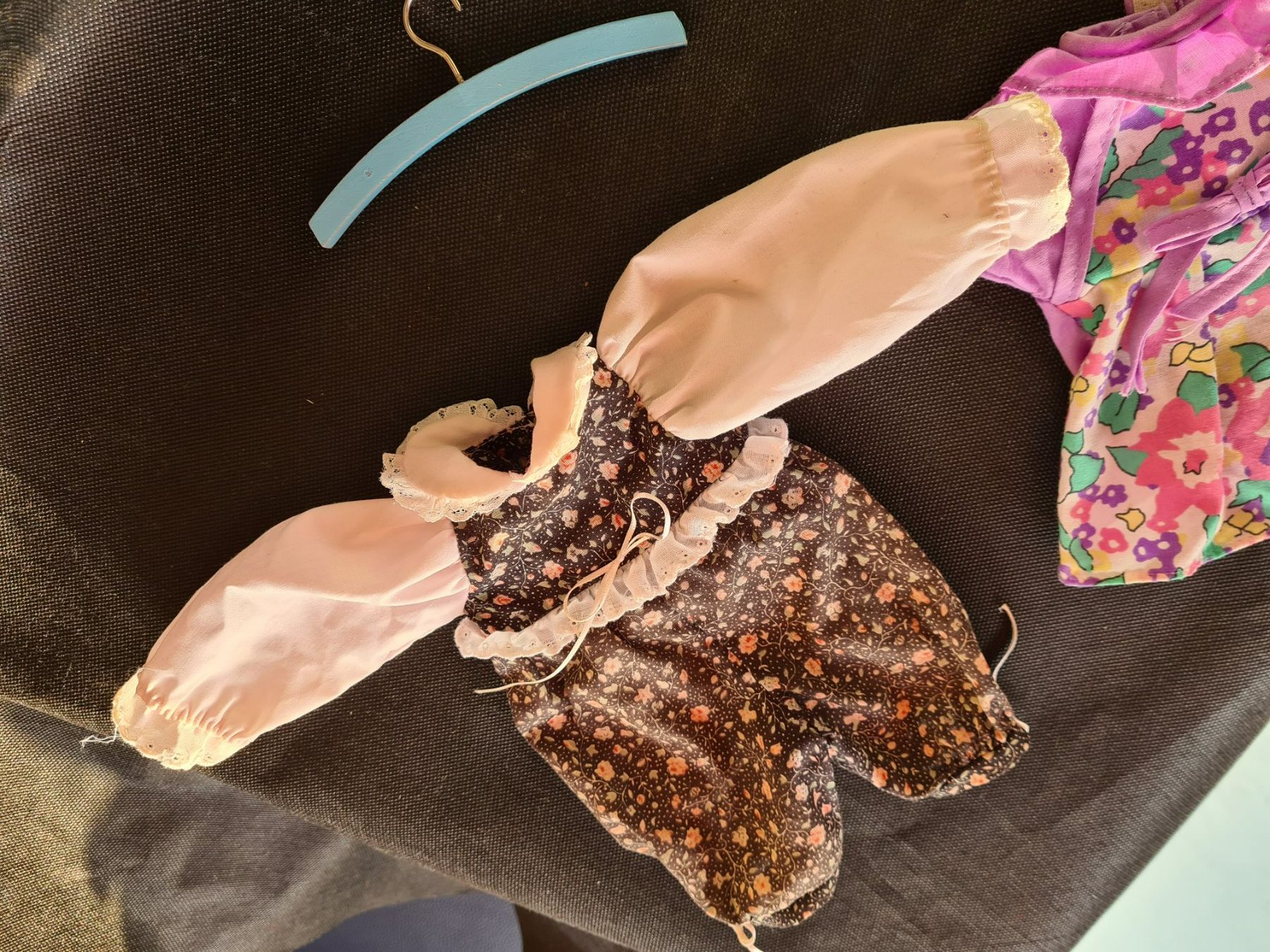 Sasha Morgenthaler Puppen: 2 Puppenkleider - Retro Vintage – Gebraucht aus Münchenbuchsee von babilibern 2
