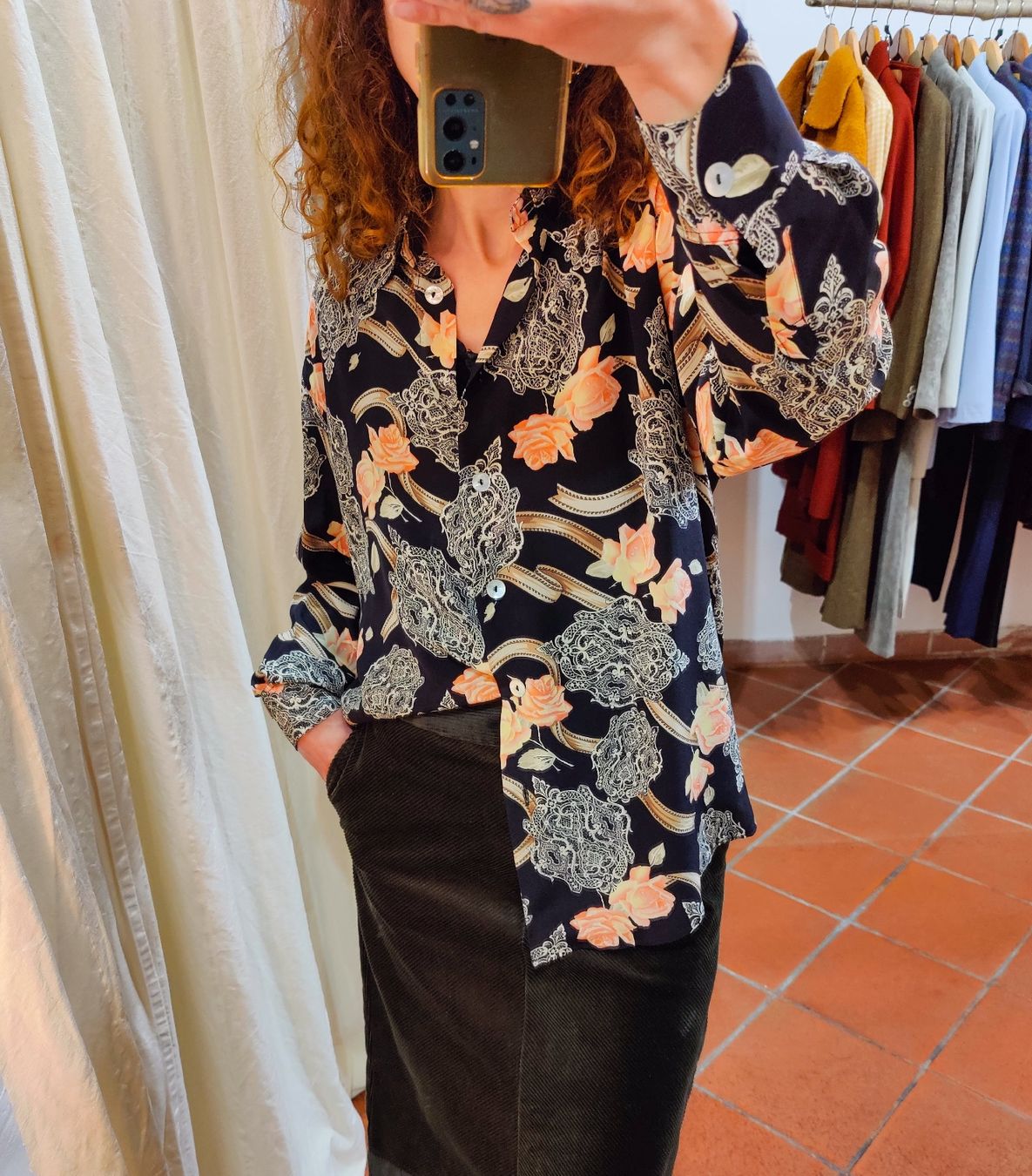 Camicette: Vintage Pure Silk Patterned Shirt Button-Up Blouse – Usato da La Tour-de-Peilz venduto da dAutrefois 2