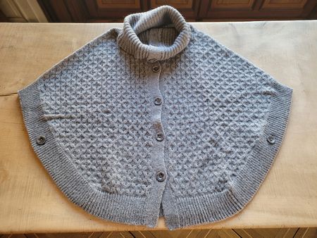 Schönes Cape, Poncho, von Soaked in Luxury. Gr. S. Neuwertig