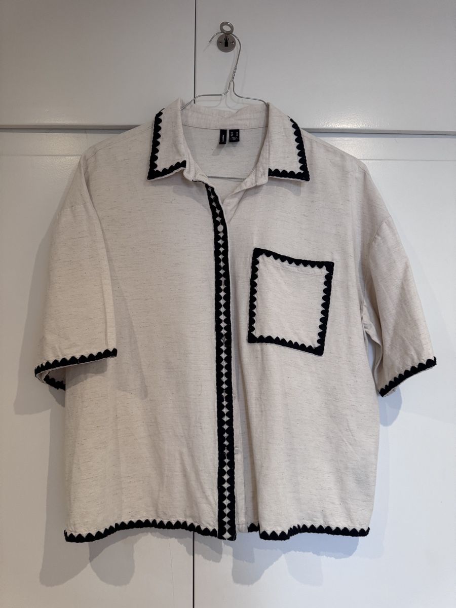 Vero Moda Chemisiers: Vero Moda Bluse beige mit schwarzer Borte Grösse M – D'occasion à Zürich par jlnhrd