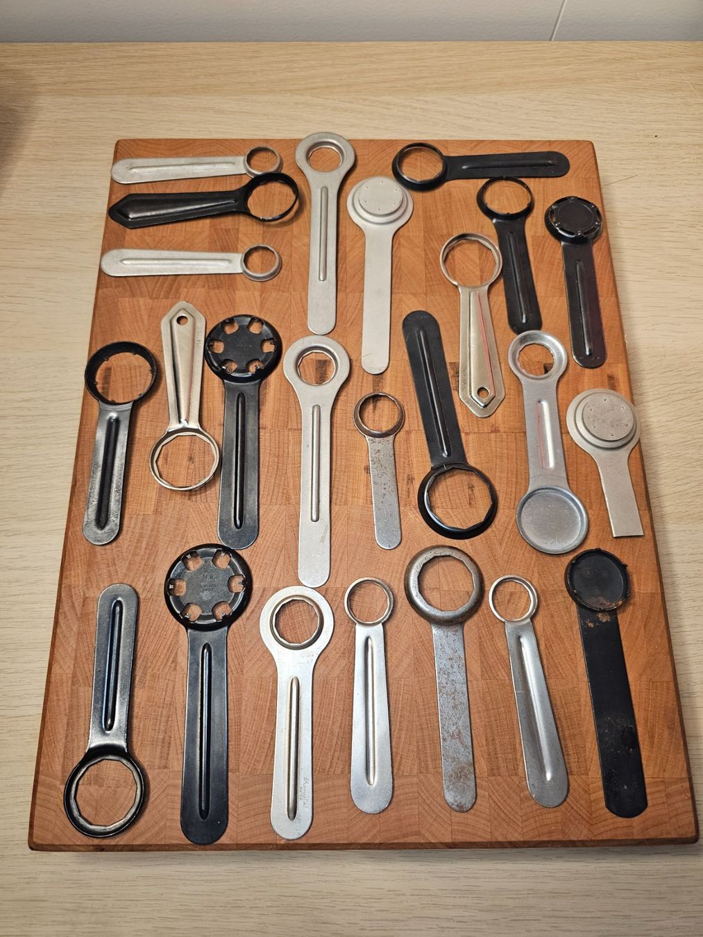 Tutti gli attrezzi: Lot 24 Ouvre-boîtier de montre utilisés – Usato da Genève venduto da Djoff