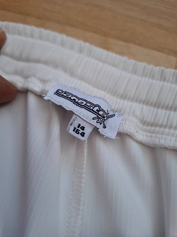 Pantaloni: Shorts YANGSTER  – Usato da Niederuzwil venduto da Liberatopixel 3