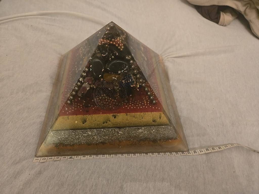 Minerali & Pietre curative: XXL Orgonite Gold-Silver Pyramid – Usato da Basel venduto da Mahapo 1