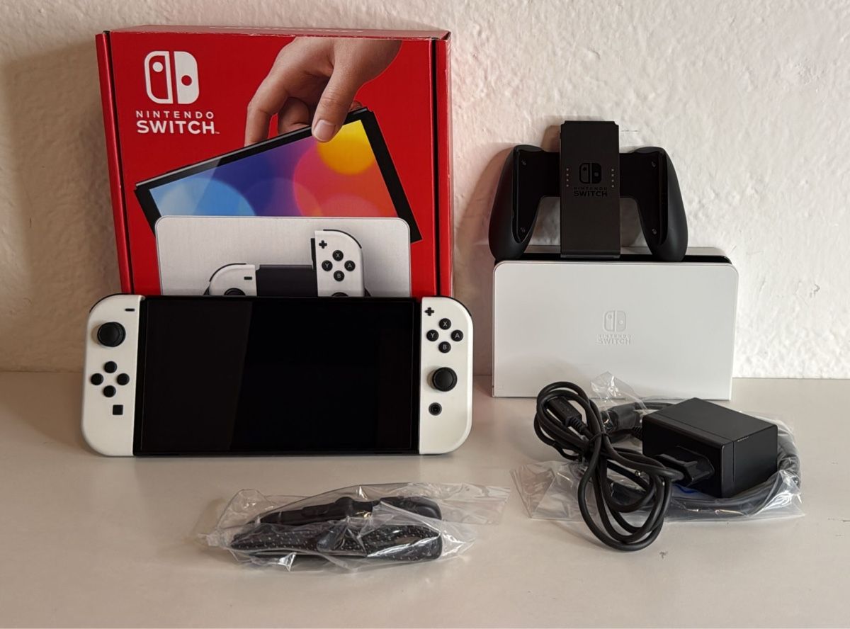 Nintendo Konsolen: Nintendo Switch OLED with screen protector - Great Cond. – Gebraucht aus Ehrendingen von bubulence