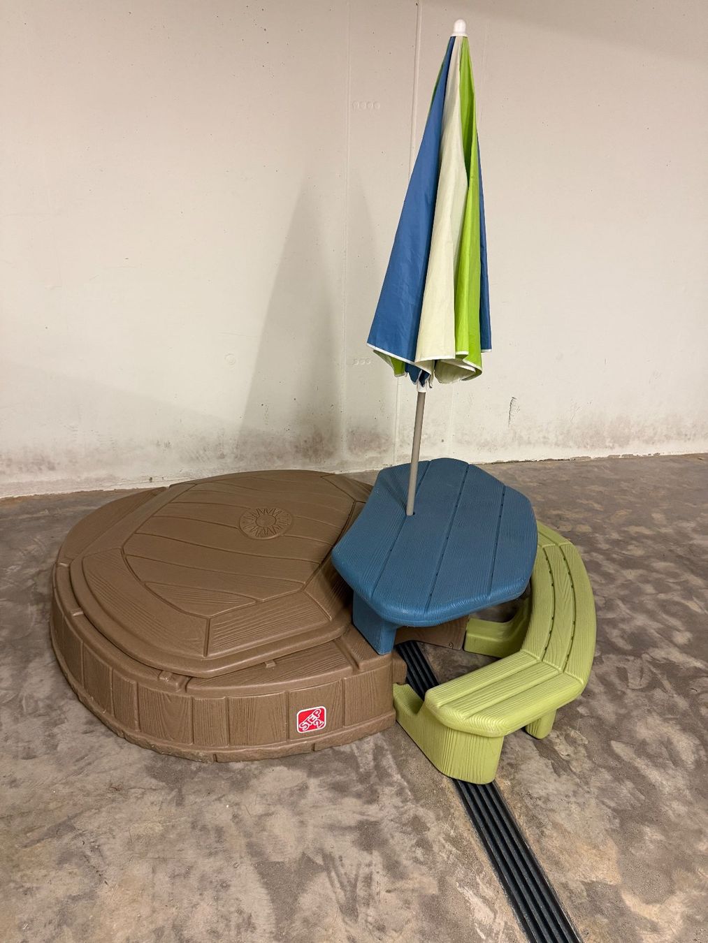 Bacs à sable: STEP 2 Sandkasten Picknicktisch Sonnenschirm – D'occasion à Horgen par Auction-Kings 3