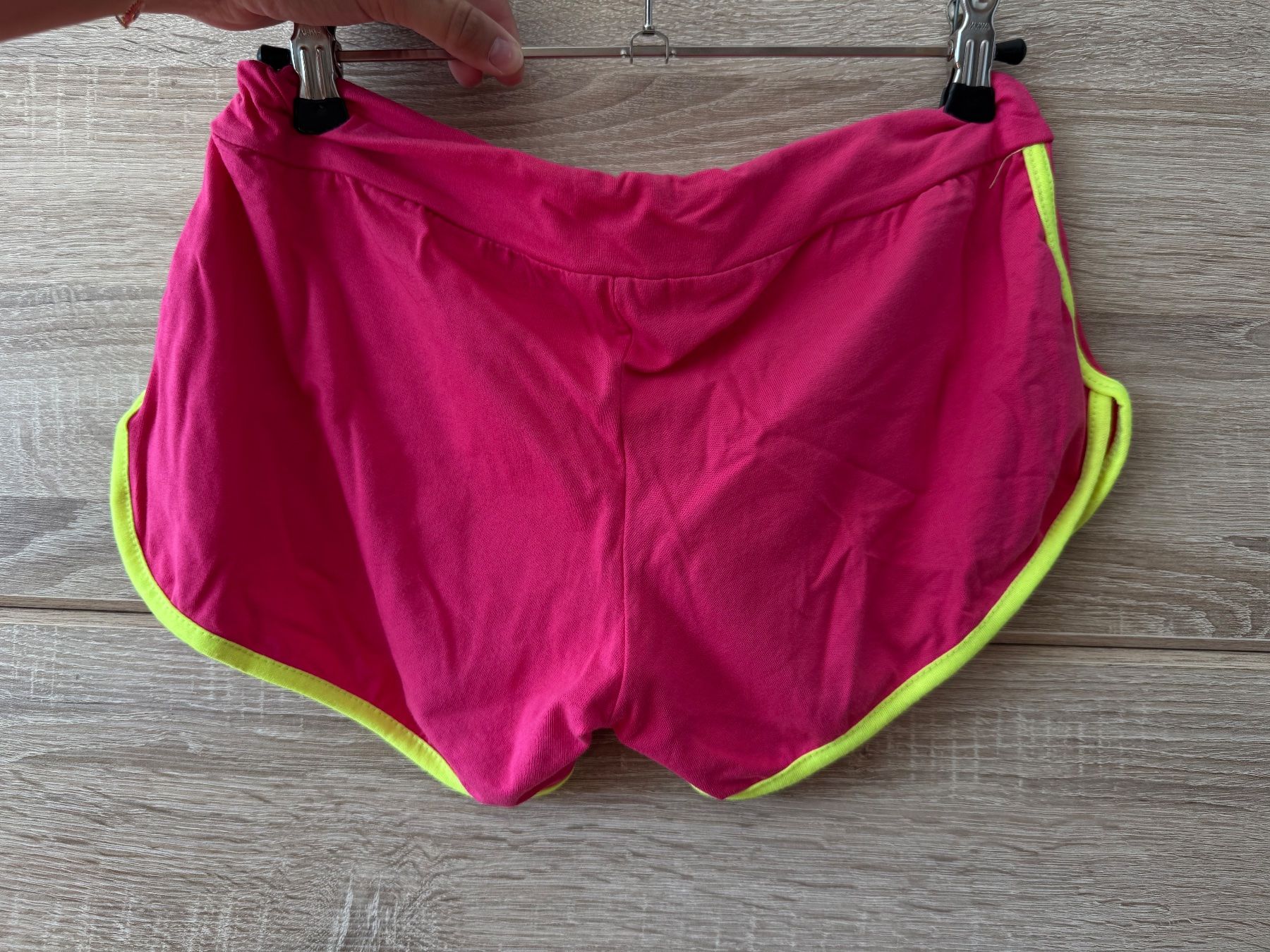 Pantaloni: Mini short training rose – Usato da Montreux venduto da Izapechee 1