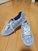 Sneakers, hellblau mit Blumenapplikationen