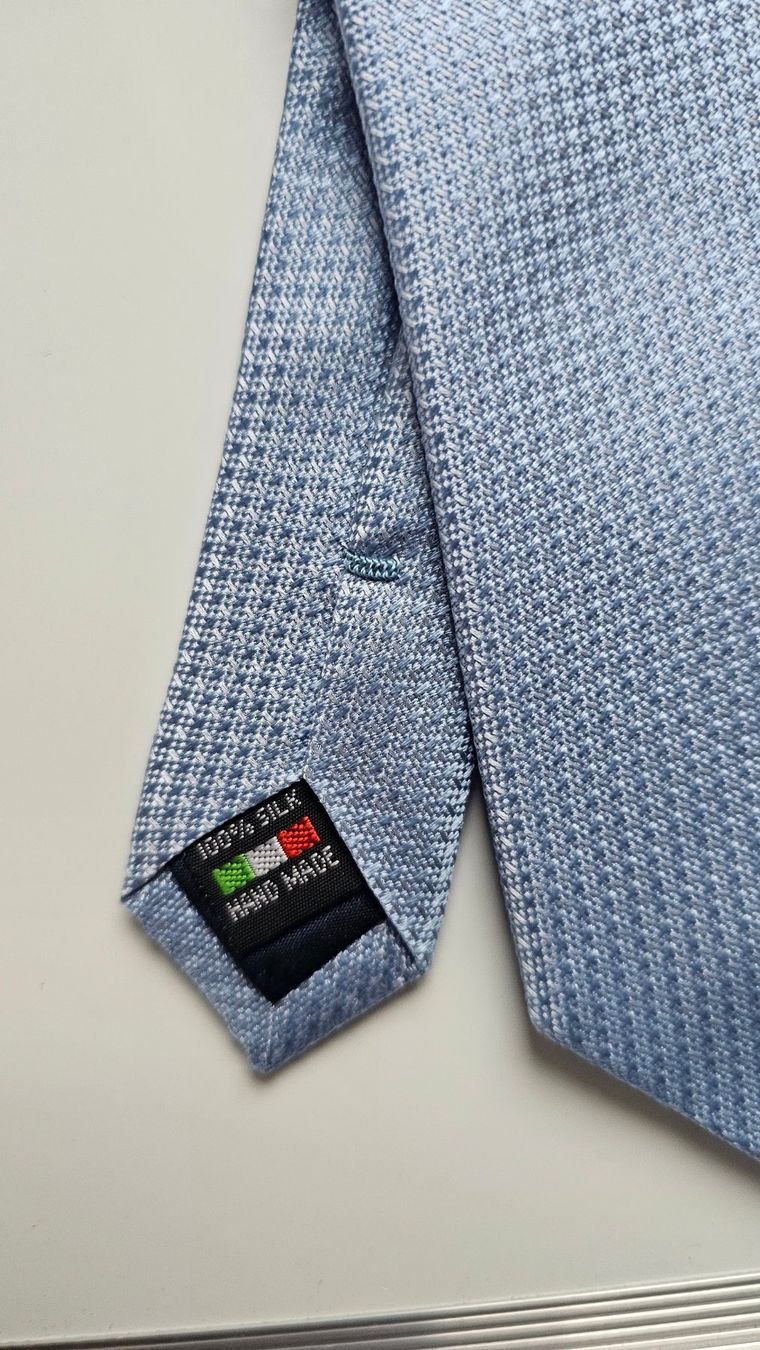 Cravatte: Seidenkrawatten Uni neu und originalverpackt hellblau – Nuovo e nell'imballaggio originale da Fehraltorf venduto da Krawattenking 1
