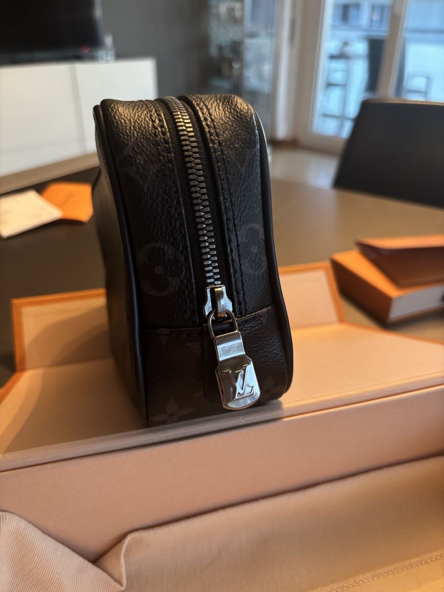 Louis Vuitton Taschen: Louis Vuitton Dopp Kit Toiletry Bag - Like New, Authentic – Neu (gemäss Beschreibung) aus Meilen von Jazzey_Official 1