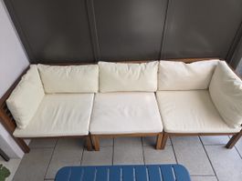 Modulares Garten‑Sofa für 3 Personen mit cremefarbenen