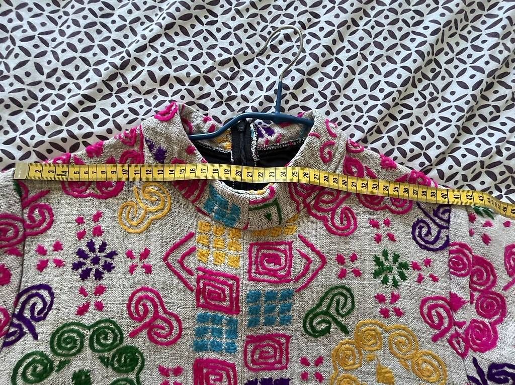 Robes: Robe Thaïlandaise brodée à la main – D'occasion à Sion par Alvaten 3