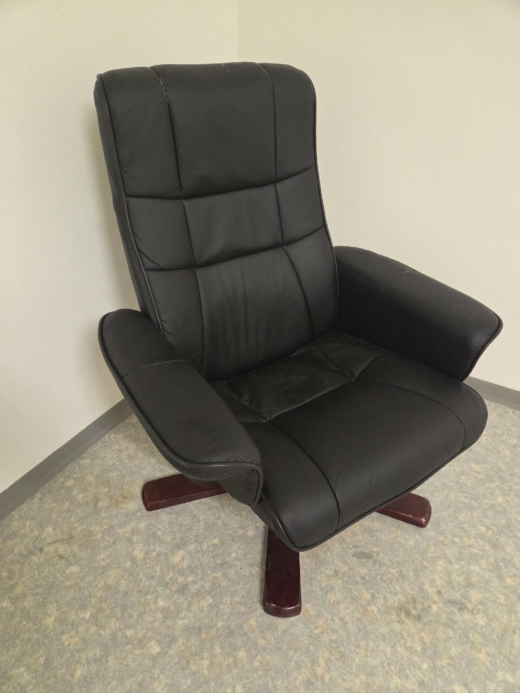 Sessel: Comfortable Black Leather Swivel Chair - Some Damage – Gebraucht aus Lachen SZ von col_bw5v