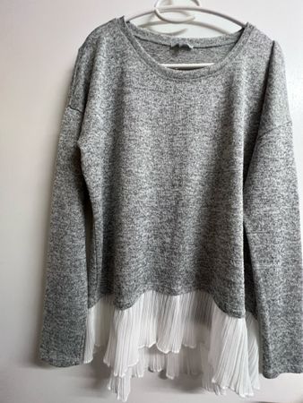 Grauer Pullover mit Volants - von Madison, Manor, Gr. L