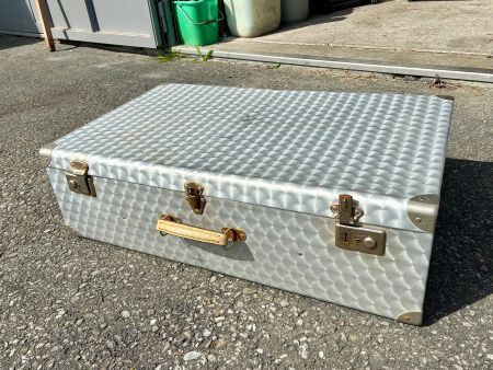 Antiker Metall-Koffer für Oldtimer, inkl. Befestigungsgurte