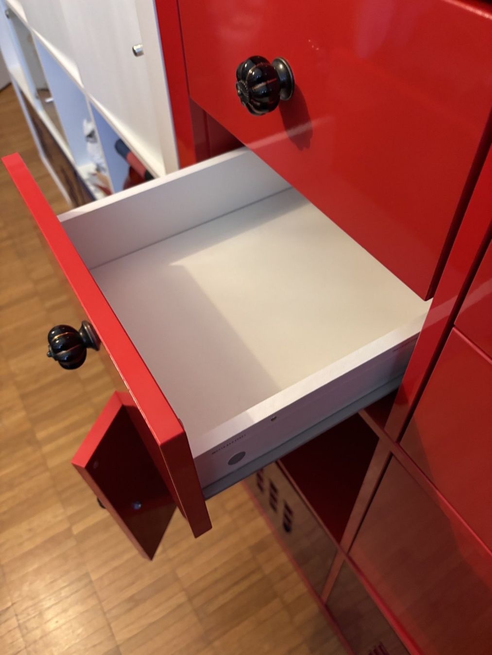 Ikea Scaffali: Kallax rot, hochglanz mit edlen Knöpfen – Usato da Dietikon venduto da Ruempfli 3